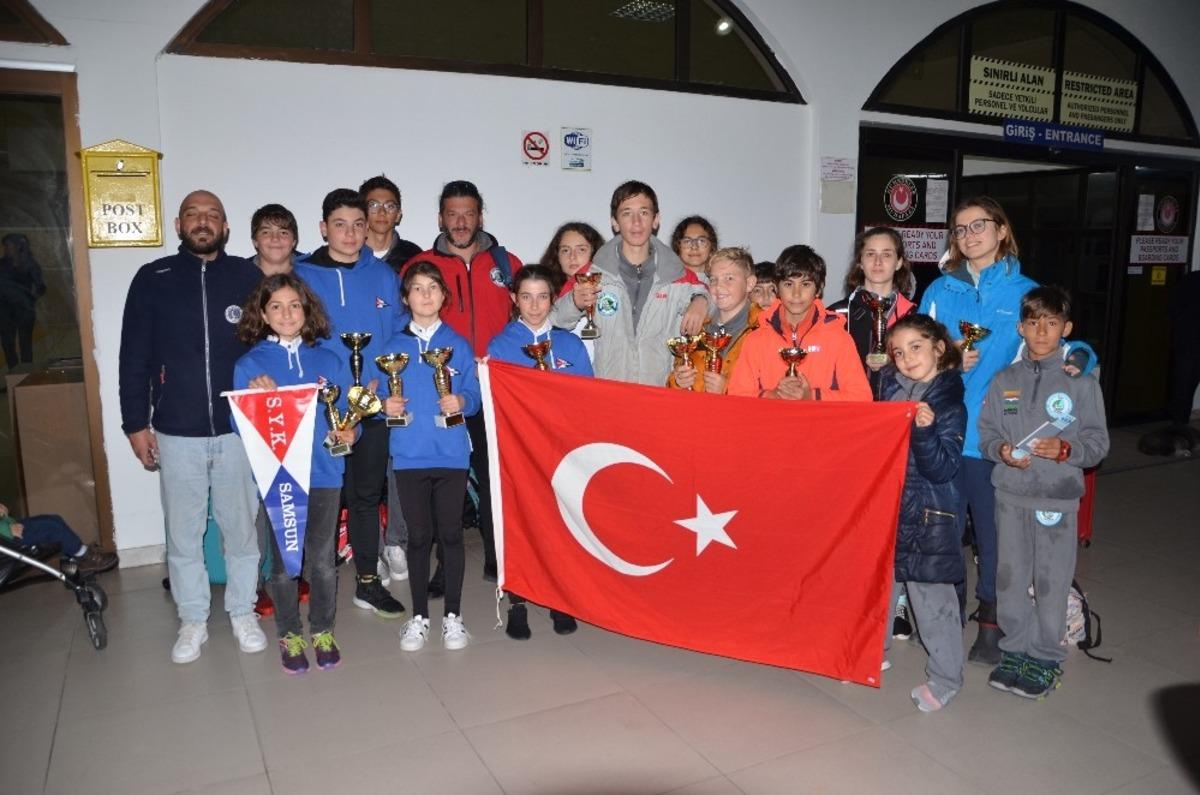 Minik yelkenciler yarışmadan kupalarla d&ouml;nd&uuml;