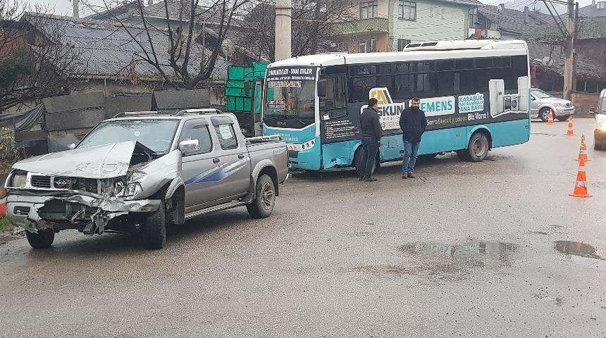 Halk otob&uuml;s&uuml; ile kamyonet &ccedil;arpıştı: 1 yaralı