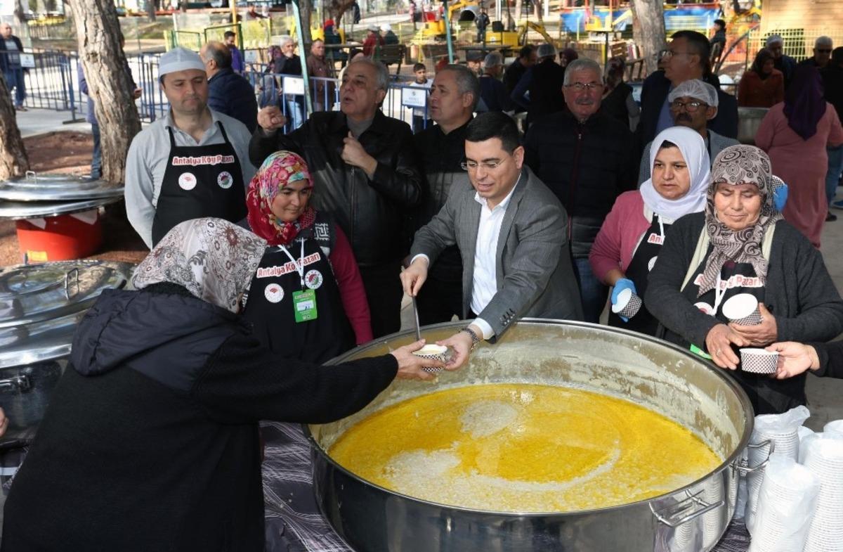 K&ouml;y pazarında panayır havası yaşanıyor
