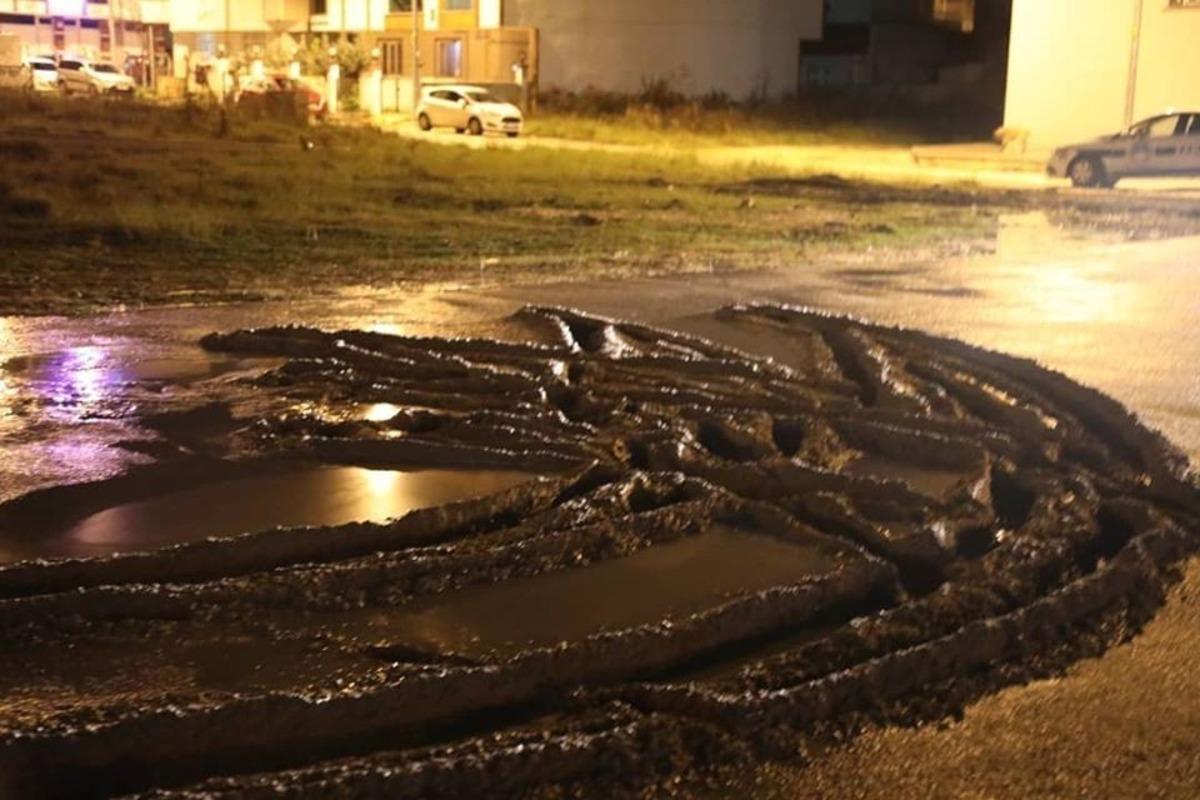 Beton d&ouml;k&uuml;len yoldan ara&ccedil;la ge&ccedil;meye &ccedil;alıştılar