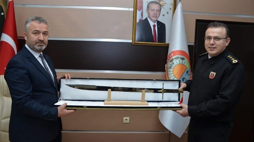 Başkandan komutana kılıç