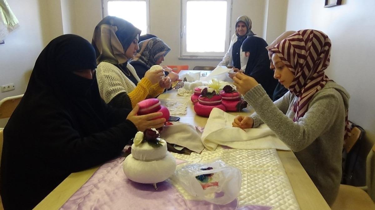 Atık malzemelerle aile b&uuml;t&ccedil;elerine katkı sağlıyorlar