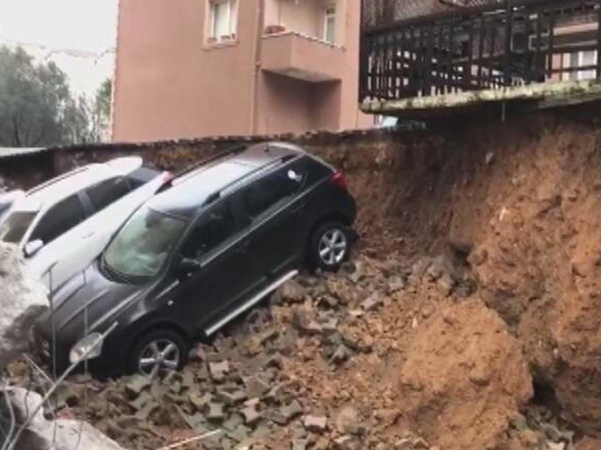 Kartal'da istinat duvarı &ccedil;&ouml;kt&uuml;! Ara&ccedil;lar zarar g&ouml;rd&uuml;