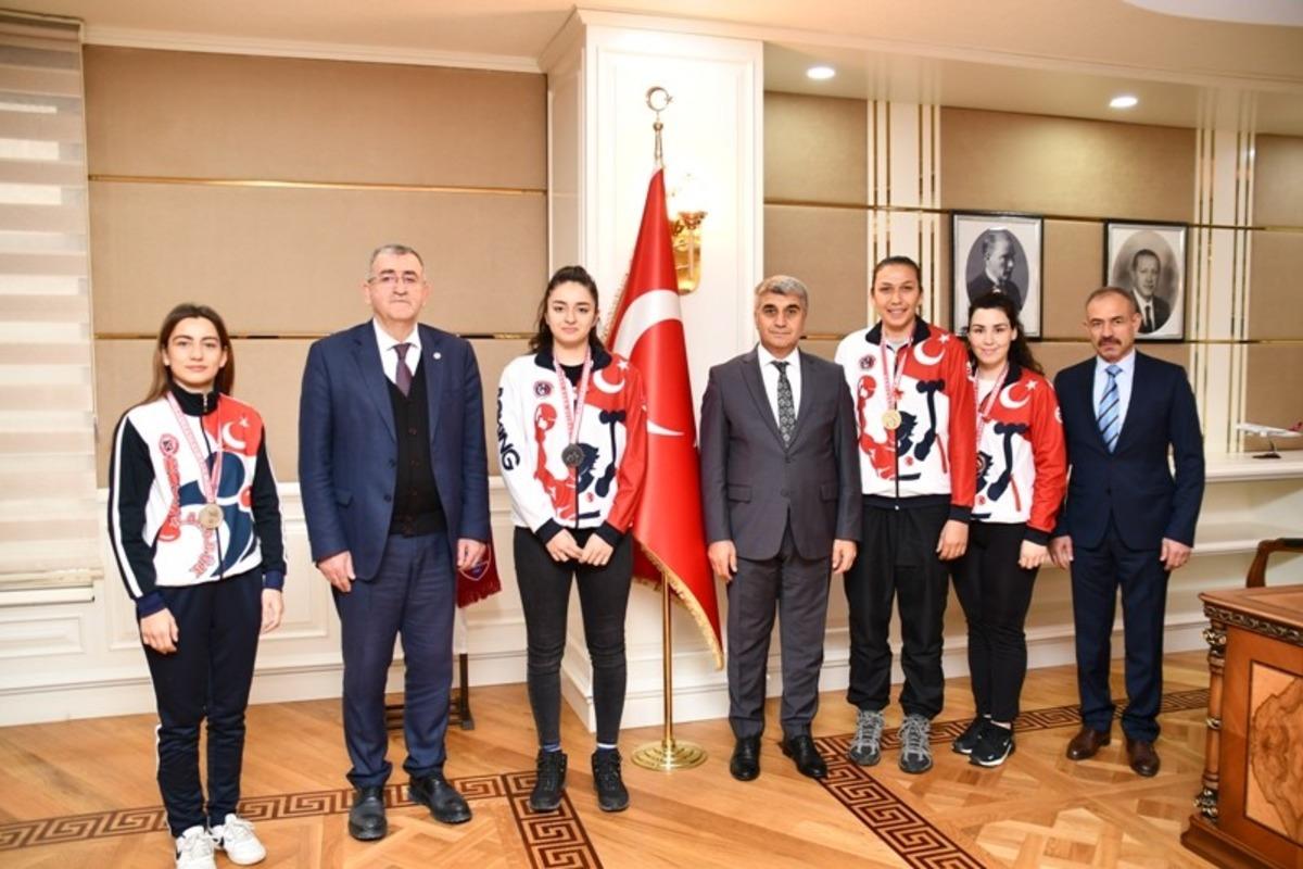 Milli sporculardan Vali G&uuml;rel&rsquo;e ziyaret