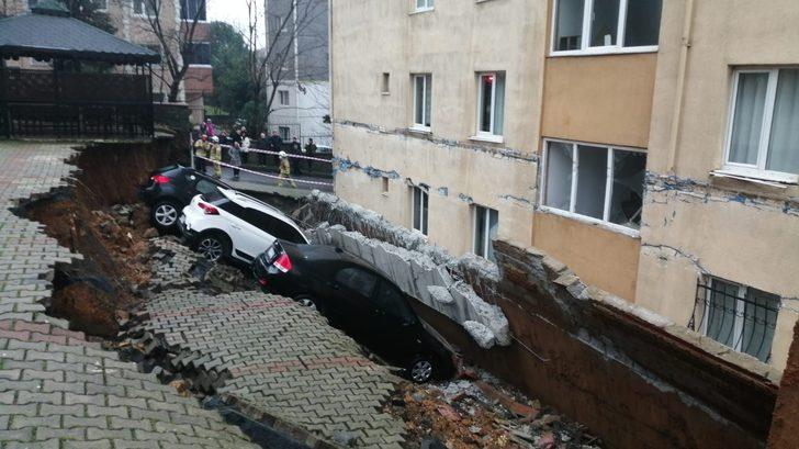 Kartal'da istinat duvarı çöktü! Araçlar zarar gördü G4