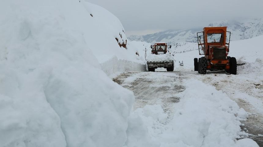Tunceli&rsquo;de kardan kapanan 76 k&ouml;y yolu a&ccedil;ıldı, 63&rsquo;&uuml;nde &ccedil;alışma s&uuml;r&uuml;yor