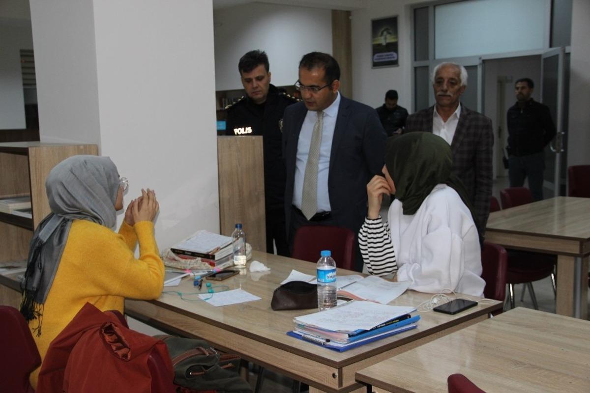 Solhan&rsquo;da &ouml;rnek &ccedil;alışma kurum m&uuml;d&uuml;rleri, k&uuml;t&uuml;phane n&ouml;beti tutuyor