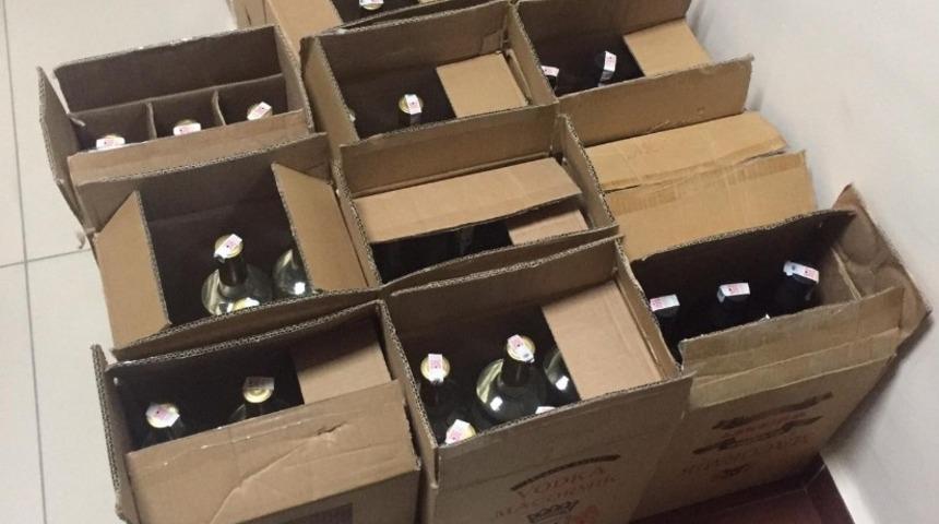 Kuşadası&rsquo;nda ka&ccedil;ak i&ccedil;ki deposuna operasyon