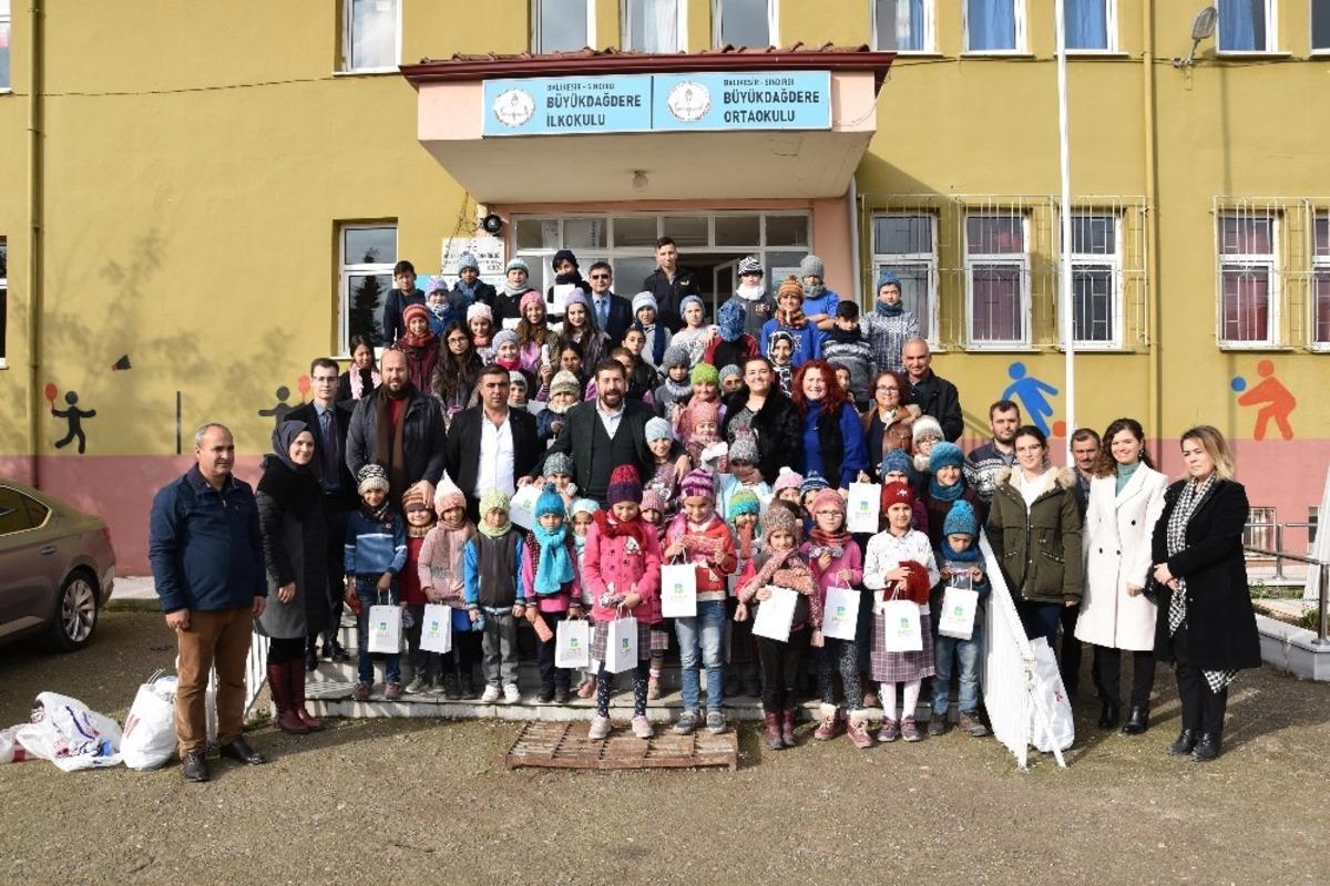 Mahalle kadınları &ccedil;ocuklar i&ccedil;in &ouml;rd&uuml;