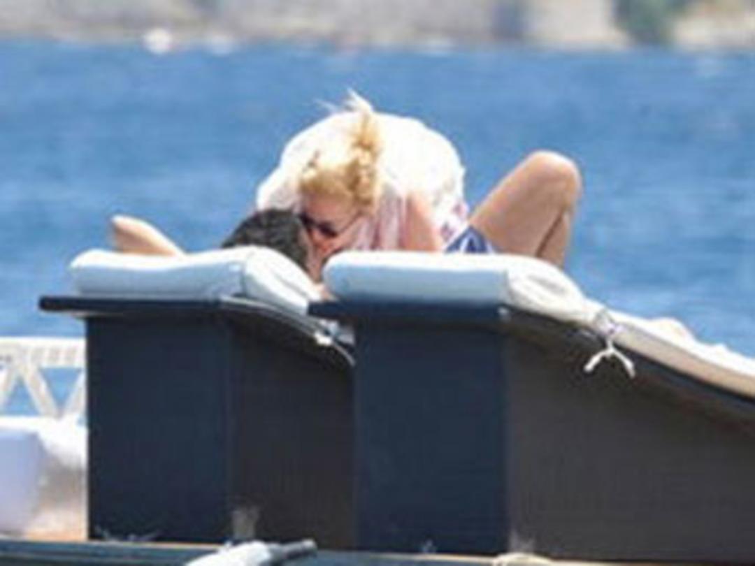 Şezlongda yakalandılar