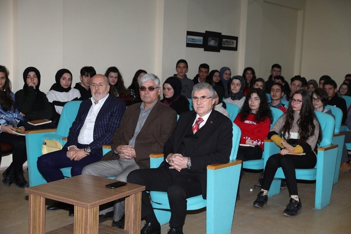 Başkan Y&uuml;ce: &ldquo;Mehmet Akif şuuruyla yetişen nesiller geleceğe ışık sa&ccedil;acak&rdquo;