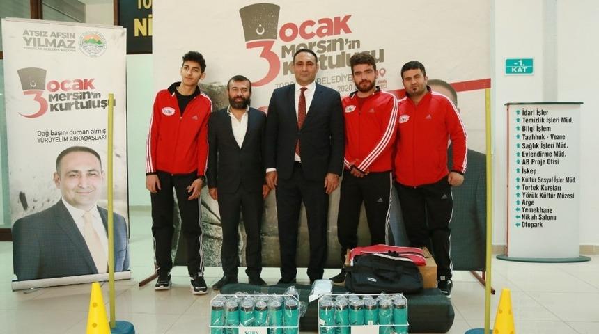 Toroslar Belediyesi&rsquo;nden ampute futbol takımına malzeme desteği
