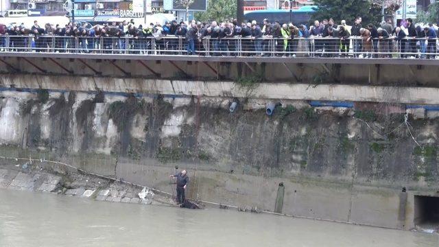 Hatay'ın Antakya ilçesinde Asi Nehri'ne düşen kadını itfaiye ekipleri kurtardı. Sağlık durumunun iyi olduğu öğrenilen kadın, hastaneye kaldırıldı. ile ilgili görsel sonucu