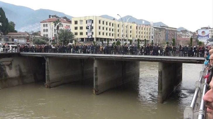 Asi Nehri’ne düşen kadını itfaiye ekipleri böyle kurtardı G3