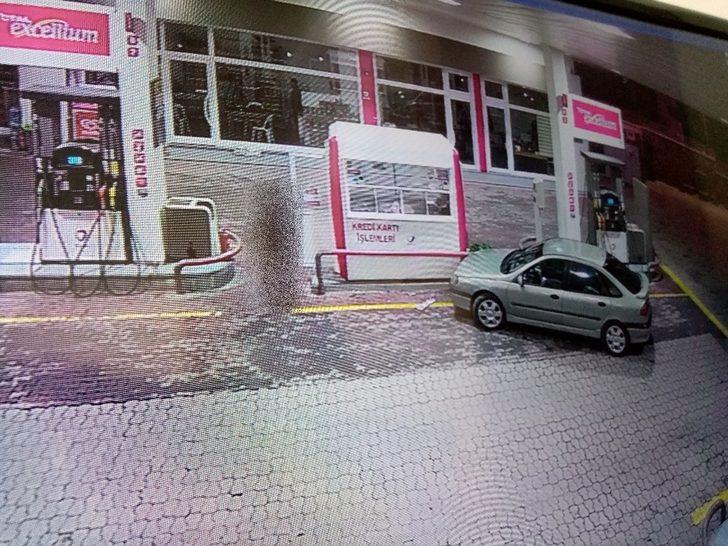 Otomobilin benzinliğe daldı! Korkunç anlar kamerada G2