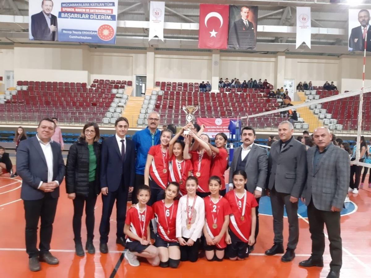 G&ouml;nen S&uuml;leyman Demirel Orta Okullu Kızlar, gruplarda Isparta&rsquo;yı temsil edecek