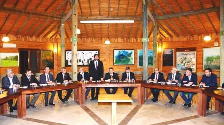 AK Partili il&ccedil;e ve belde belediye başkanları Gediz&rsquo;de toplandı