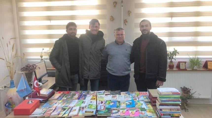 M&uuml;hendis adaylarından Gerenk&ouml;y Ortaokuluna kitap bağışı