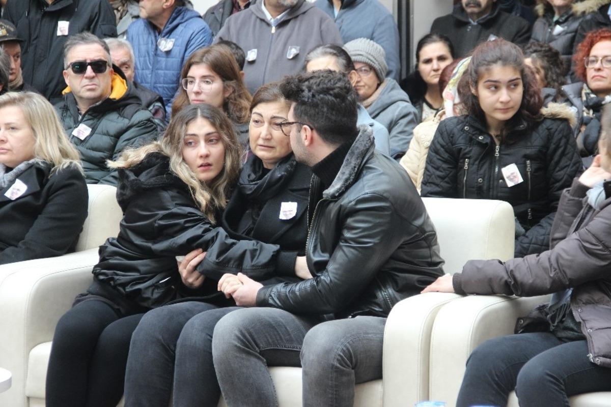 İzmir'de &ouml;ld&uuml;r&uuml;len sağlık m&uuml;d&uuml;r&uuml;ne en acı t&ouml;ren! G&ouml;zyaşları sel oldu