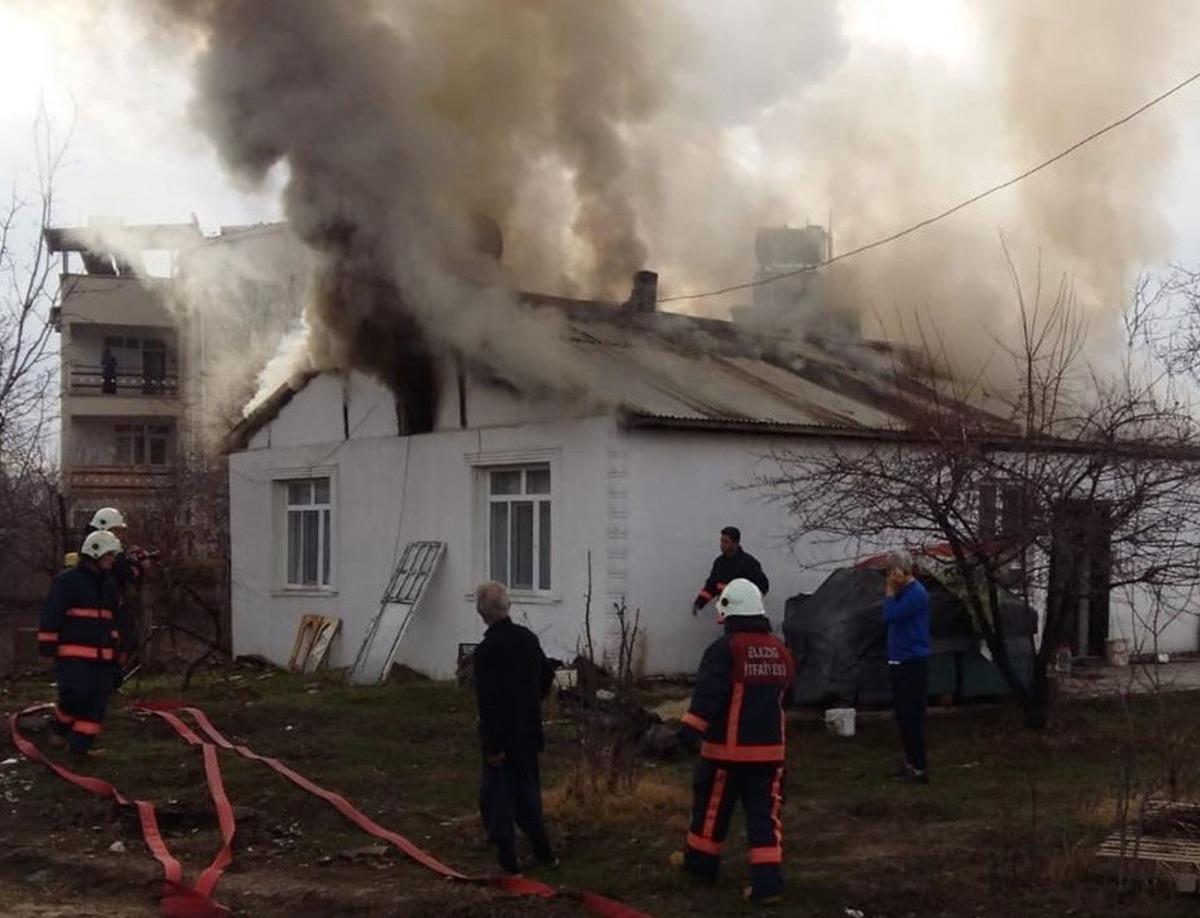 Elazığ&rsquo;da ev yangını