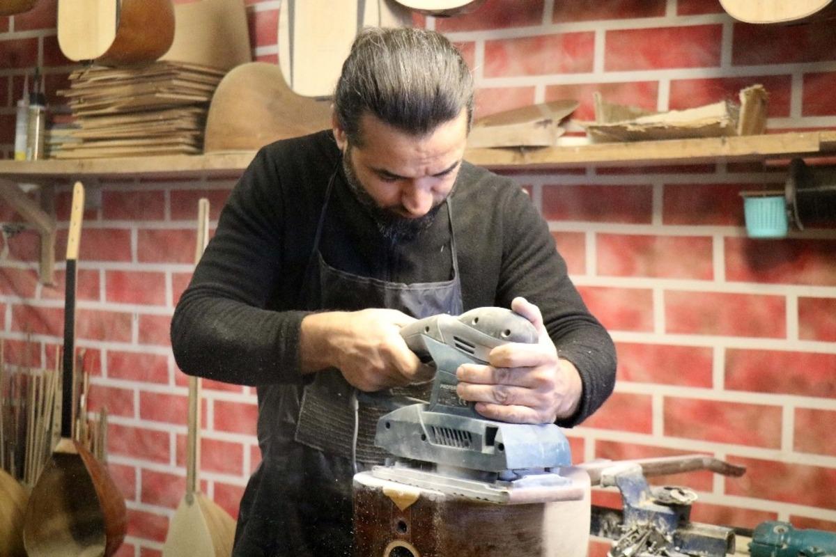 Kırşehirli saz &uuml;reticisi İnce, 2019 yılında 60 saz &uuml;retti