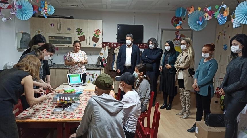 Hastanede tedavi g&ouml;ren &ccedil;ocuklar i&ccedil;in yılbaşı etkinliği