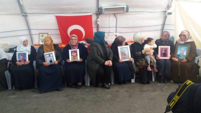 Emine Erdoğan’dan, HDP önündeki ailelere ziyaret