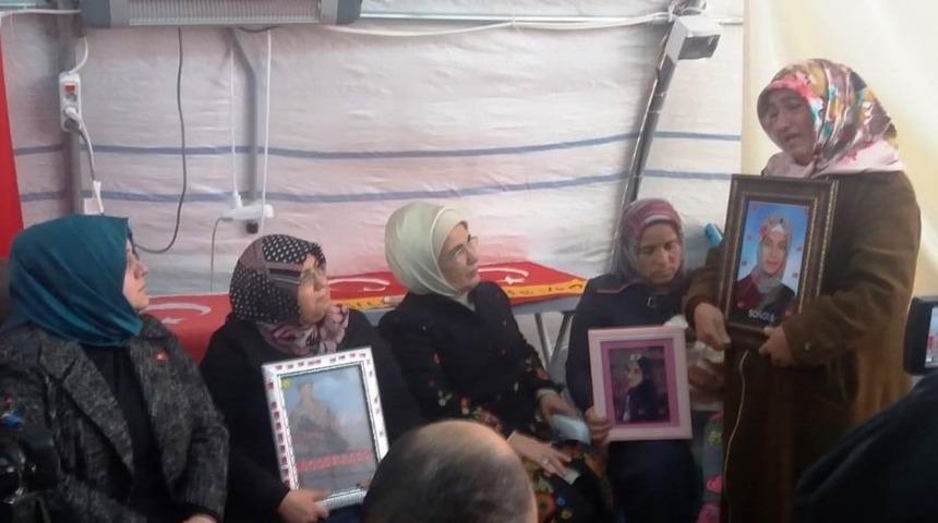 Emine Erdoğan’dan, HDP önündeki ailelere ziyaret