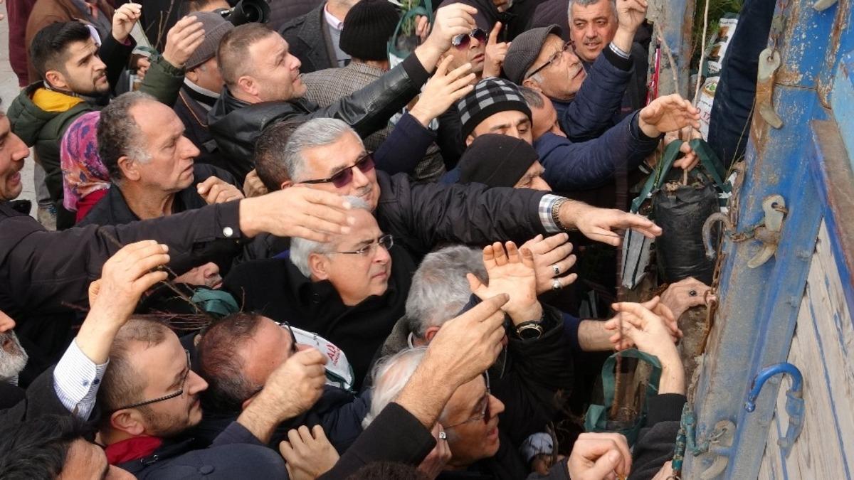 Vatandaşlar &uuml;cretsiz fidan alabilmek i&ccedil;in birbiriyle yarıştı