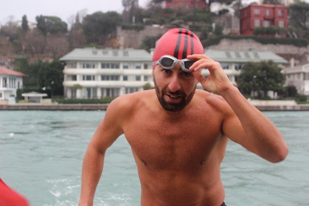 Boğazda farkındalık oluşturmak i&ccedil;in y&uuml;zerken dev geminin altında kalıyordu!