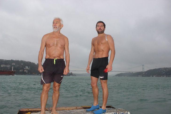 Boğazda farkındalık oluşturmak için yüzerken dev geminin altında kalıyordu! G2