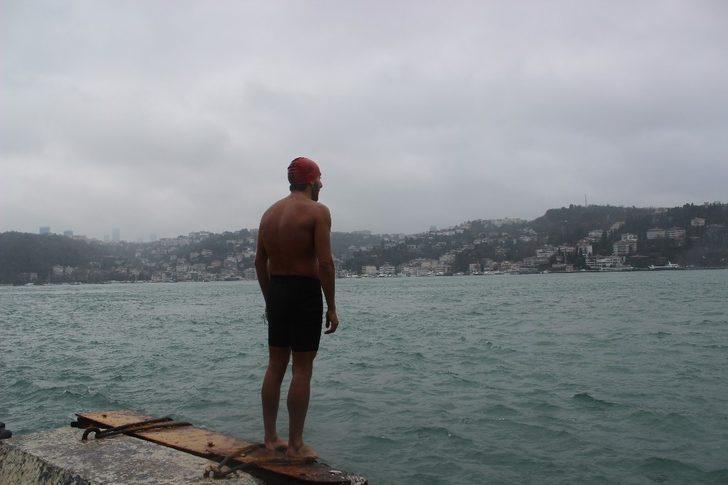 Boğazda farkındalık oluşturmak için yüzerken dev geminin altında kalıyordu! G3