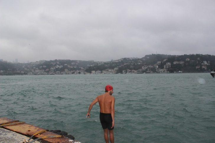 Boğazda farkındalık oluşturmak için yüzerken dev geminin altında kalıyordu! G4