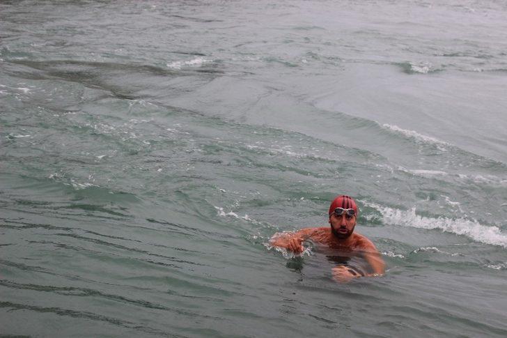 Boğazda farkındalık oluşturmak için yüzerken dev geminin altında kalıyordu! G5