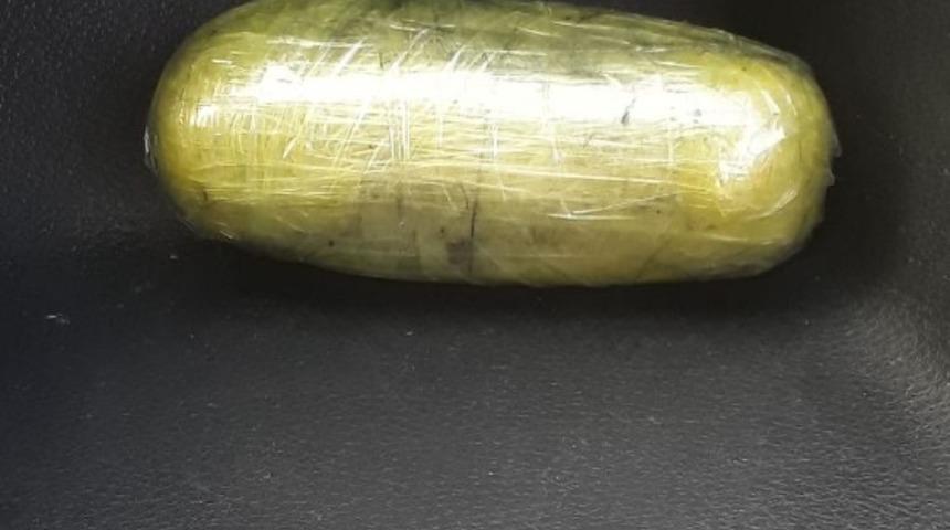 Oto teybinin i&ccedil;inde esrar ele ge&ccedil;irildi