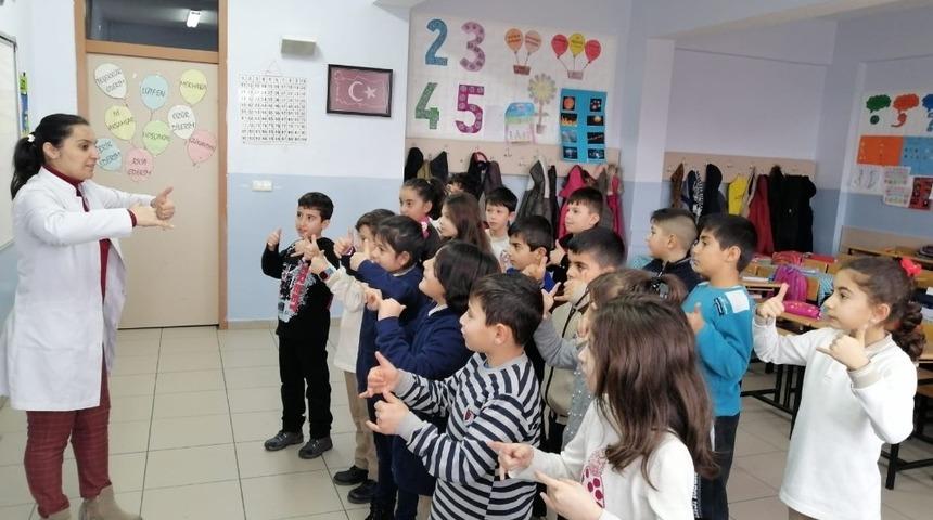 &Ouml;ğrenciler işaret dili ile şarkı s&ouml;yl&uuml;yorlar