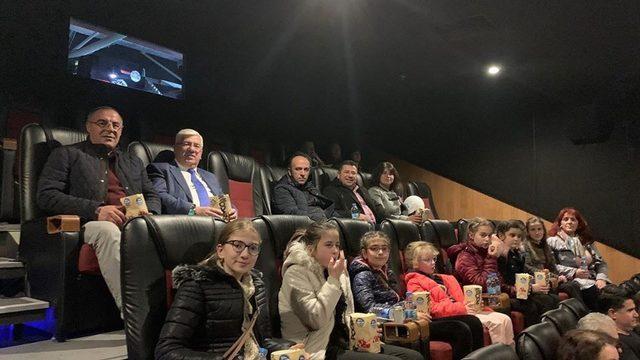 Başkan Yüksel, Bulgaristan’dan gelen misafirlerini Naim Süleymanoğlu filmine götürdü