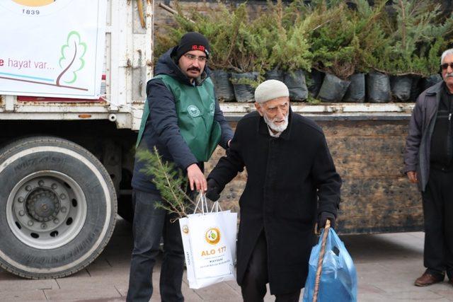 Yozgat’ta 2 bin 20 adet çam fidanı dağıtıldı