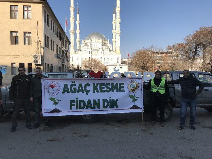 Iğdır’da "Ağaç kesme, fidan dik" kampanyasıyla 400 fidan dağıtıldı G3