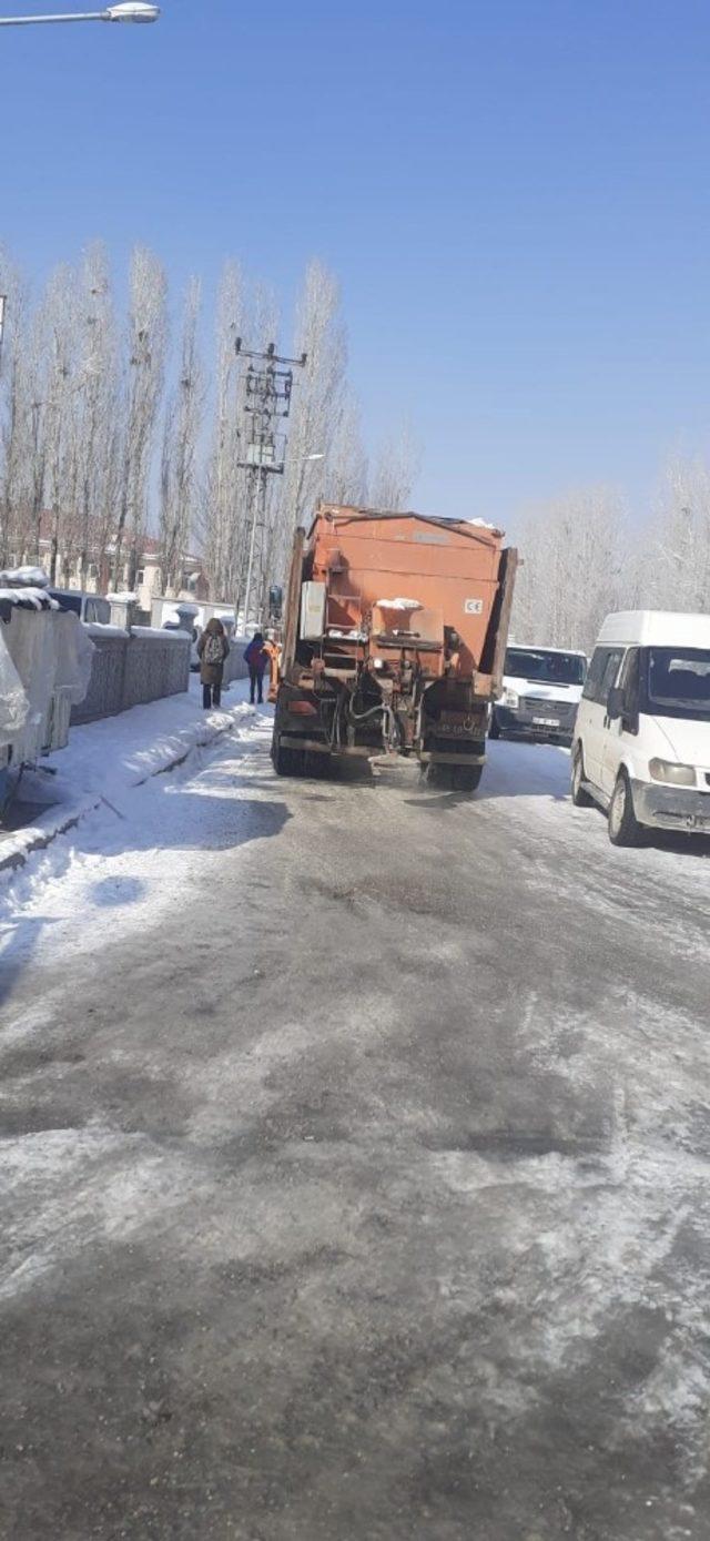 Çaldıran Belediyesinden yol tuzlama çalışması