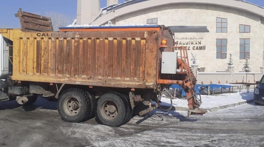 Çaldıran Belediyesinden yol tuzlama çalışması