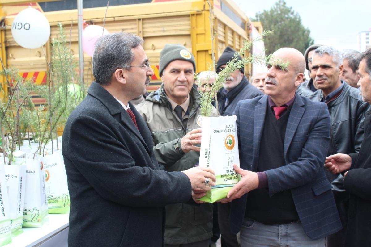Elazığ&rsquo;da 2 bin 20 adet fidan dağıtıldı