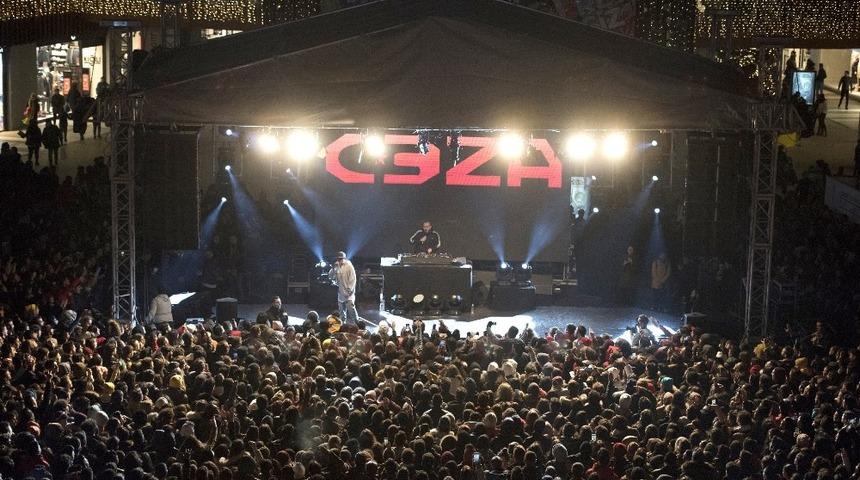 17 Burda AVM, yeni yılı Ceza konseri ile karşıladı