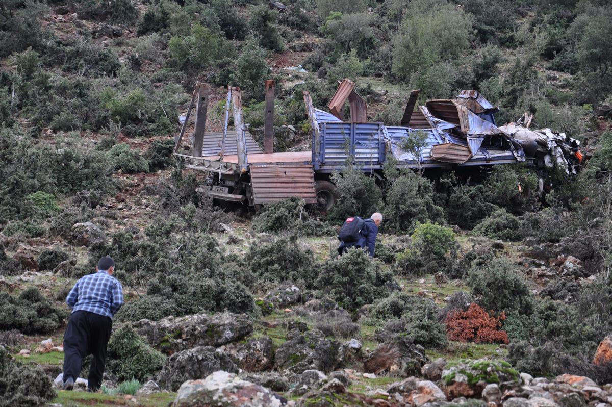 Gaziantep'te 80 metreden yuvarlanan TIR'ın şof&ouml;r&uuml; yaralandı
