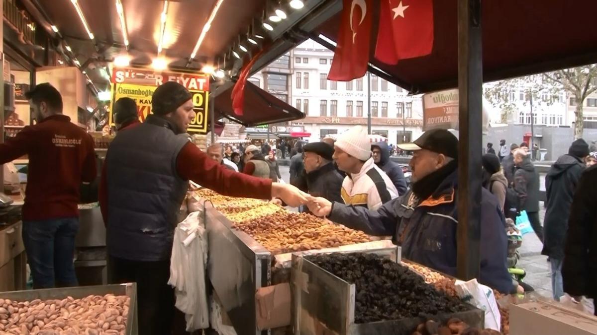 Yeni yıla saatler kala alışveriş hareketliliği s&uuml;r&uuml;yor