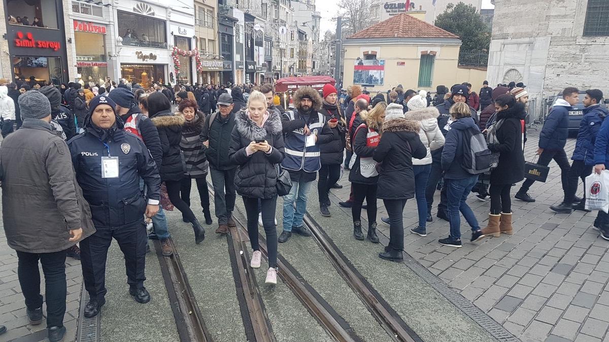 Yılbaşına saatler kaldı! Taksim'e akın ettiler