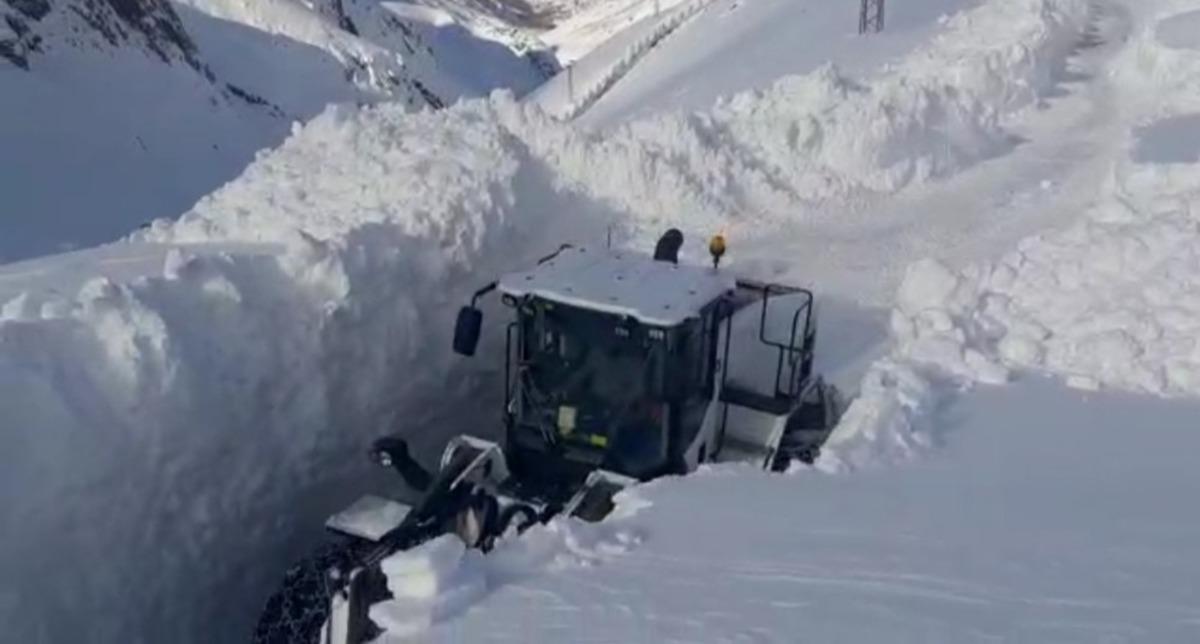 Y&uuml;ksekova&rsquo;da kar kep&ccedil;e boyunu ge&ccedil;ti