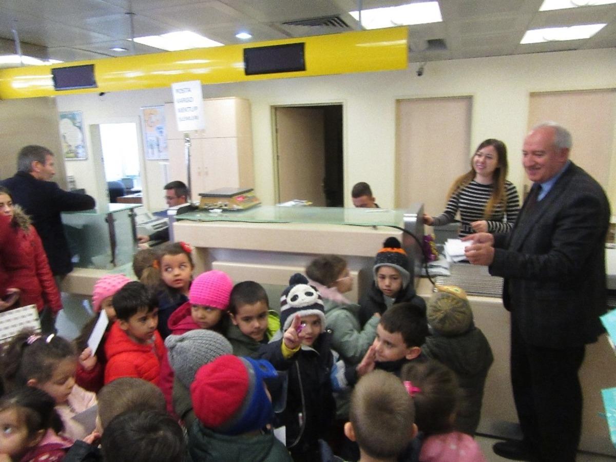 Minik &ouml;ğrenciler ailelerine yeni yıl tebrik kartı g&ouml;nderdi