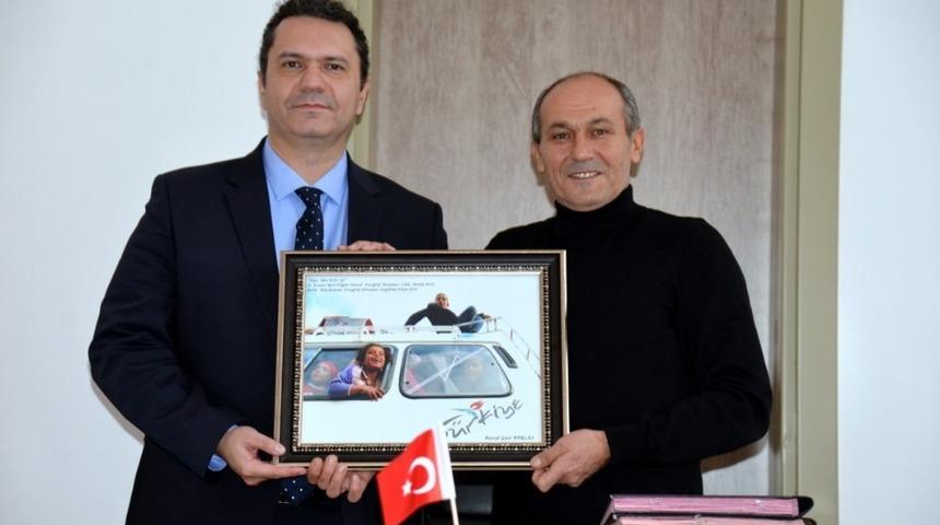 Müdür Bilge, fotoğraf yarışmasında ödül alan personeli tebrik etti