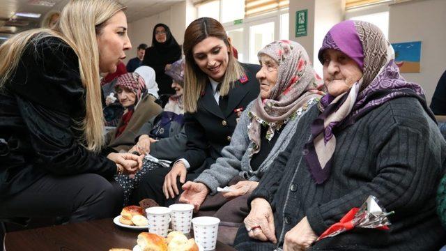 Jandarmadan en “huzurlu” yılbaşı ziyareti